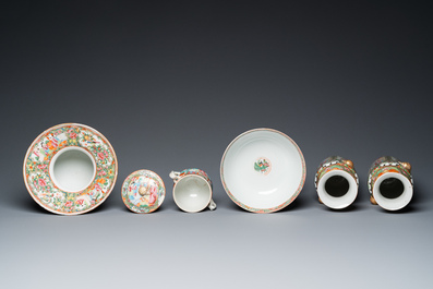 Belle collection de douze pi&egrave;ces en porcelaine de Chine famille rose de Canton, 19&egrave;me