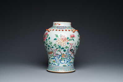 Vase en porcelaine de Chine famille rose au couvercle en bois, 19&egrave;me