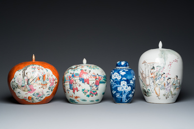 Quatre pots couverts en porcelaine de Chine famille rose et en bleu et blanc, 19/20&egrave;me