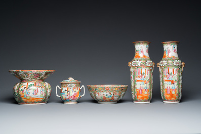 An extensive collection of Chinese Canton famille rose porcelain, 19th C.