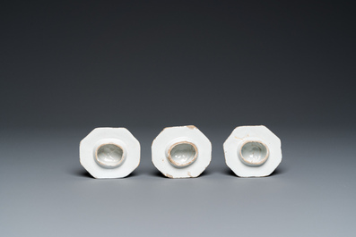 Garniture de cinq vases en fa&iuml;ence de Delft en bleu et blanc &agrave; d&eacute;cor chinois, 1er quart du 18&egrave;me