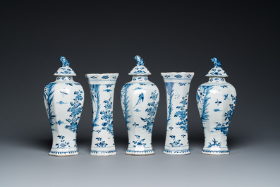 Garniture de cinq vases en fa&iuml;ence de Delft en bleu et blanc &agrave; d&eacute;cor chinois, 1er quart du 18&egrave;me