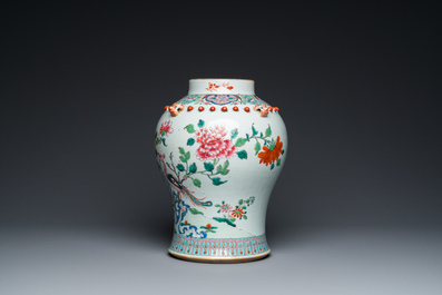 Een Chinese famille rose vaas met houten deksel, 19e eeuw