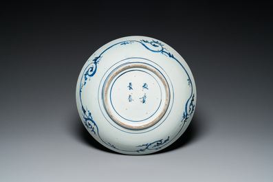 Een grote Japanse blauw-witte 'tijger' schotel, Arita, Fuuki Chousun 富貴長春 merk, Edo periode, 18/19e eeuw