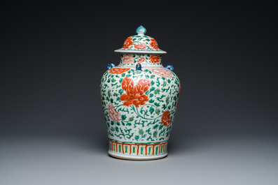 Vase couvert en porcelaine de Chine famille verte &agrave; d&eacute;cor de pivoines, Kangxi