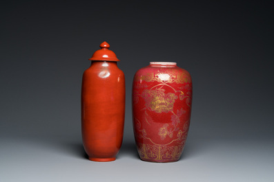 Un vase couvert en porcelaine de Chine en rouge de corail et un vase au d&eacute;cor dor&eacute; sur fond sang de boeuf, 19/20&egrave;me