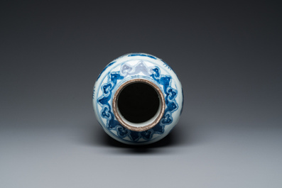 Un vase en porcelaine de Chine en bleu et blanc &agrave; d&eacute;cor de lions bouddhistes et un bol &agrave; &eacute;mail langyao, 19/20&egrave;me