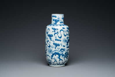 Un vase en porcelaine de Chine en bleu et blanc &agrave; d&eacute;cor de lions bouddhistes et un bol &agrave; &eacute;mail langyao, 19/20&egrave;me