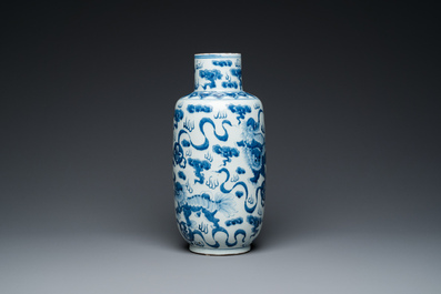 Een Chinese blauw-witte 'boeddhistische leeuwen' vaas en een 'langyao' kom, 19/20e eeuw