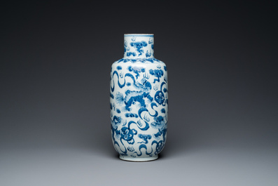 Un vase en porcelaine de Chine en bleu et blanc &agrave; d&eacute;cor de lions bouddhistes et un bol &agrave; &eacute;mail langyao, 19/20&egrave;me