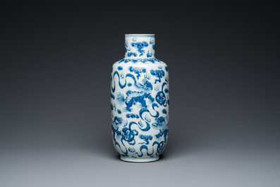 Een Chinese blauw-witte 'boeddhistische leeuwen' vaas en een 'langyao' kom, 19/20e eeuw