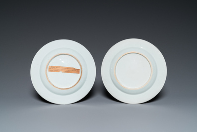 Paire d'assiettes en porcelaine de Chine famille rose &agrave; d&eacute;cor 'Xi Xiang Ji', Yongzheng