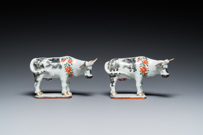 Paire de vaches en porcelaine de Chine de la Compagnie des Indes pour le march&eacute; hollandais d'apr&egrave;s des mod&egrave;les en fa&iuml;ence de Delft, Qianlong
