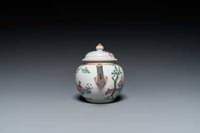 Th&eacute;i&egrave;re couverte en porcelaine de Chine famille rose &agrave; d&eacute;cor d'une dame et un enfant dans un jardin, Qianlong