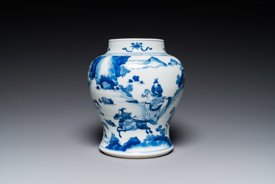 Vase en porcelaine de Chine en bleu et blanc &agrave; d&eacute;cor d'une sc&egrave;ne de chasse, Kangxi