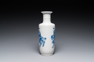 Een Chinese blauw-witte 'Sanxing' rouleau vaas, wellicht 19e eeuw