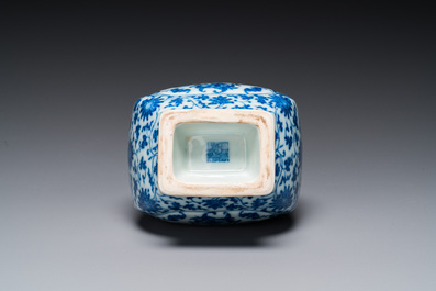 Een Chinese blauw-witte 'fanghu' vaas met lotusslingers, Qianlong merk, 19/20e eeuw