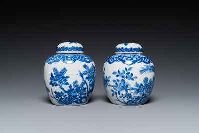 Une paire de vases en porcelaine de Chine famille rose de Canton et une paire de pots couverts en bleu et blanc, 19&egrave;me