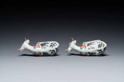 Paire de vaches en porcelaine de Chine de la Compagnie des Indes pour le march&eacute; hollandais d'apr&egrave;s des mod&egrave;les en fa&iuml;ence de Delft, Qianlong