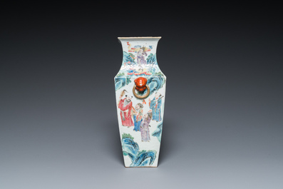 Vase de forme carr&eacute;e en porcelaine de Chine famille rose &agrave; d&eacute;cor d'immortels, 19&egrave;me