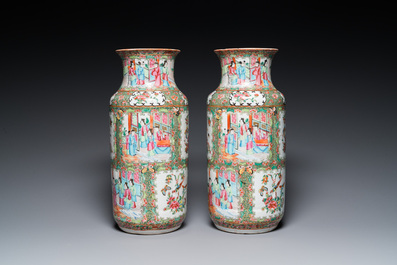 Une paire de vases en porcelaine de Chine famille rose de Canton et une paire de pots couverts en bleu et blanc, 19&egrave;me