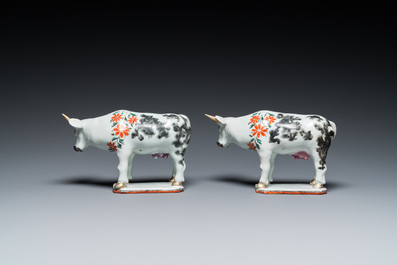 Paire de vaches en porcelaine de Chine de la Compagnie des Indes pour le march&eacute; hollandais d'apr&egrave;s des mod&egrave;les en fa&iuml;ence de Delft, Qianlong