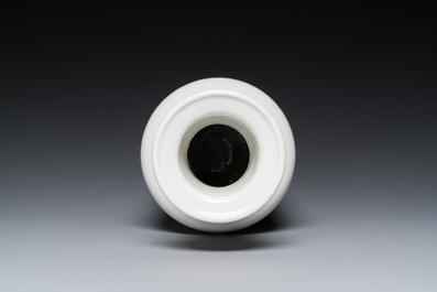 Vase de forme rouleau en porcelaine de Chine en bleu et blanc &agrave; d&eacute;cor des 'Sanxing', probablement 19&egrave;me