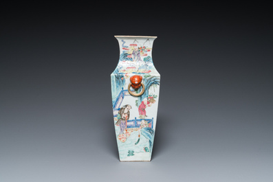 Een vierkante Chinese famille rose 'onsterfelijken' vaas, 19e eeuw