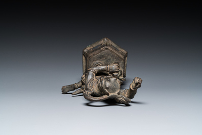 Een Chinese bronzen sculptuur van Kui Xing, Ming