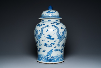 Een grote Chinese blauw-witte dekselvaas met draken, 19e eeuw