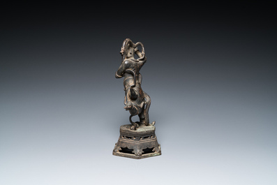 Een Chinese bronzen sculptuur van Kui Xing, Ming