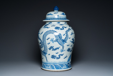 Een grote Chinese blauw-witte dekselvaas met draken, 19e eeuw