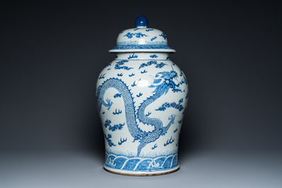 A large Chinese blue and white 'dragons' vase and cover, 19th C.