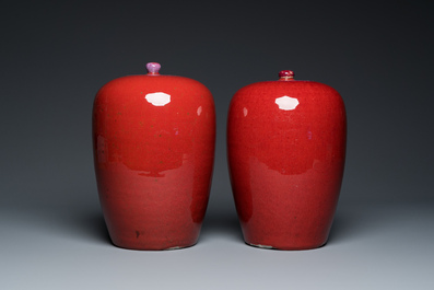 Paire de pots couverts en porcelaine de Chine en sang de boeuf monochrome, 19&egrave;me