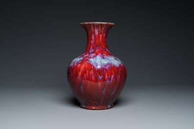 Grand vase en porcelaine de Chine &agrave; &eacute;mail flamb&eacute;, 18/19&egrave;me