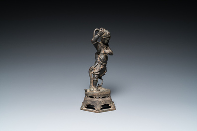 Een Chinese bronzen sculptuur van Kui Xing, Ming