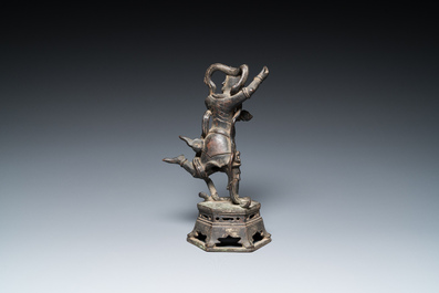 Een Chinese bronzen sculptuur van Kui Xing, Ming