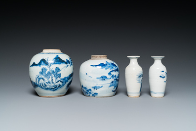 Huit vases en porcelaine de Chine en bleu et blanc, 18/20&egrave;me