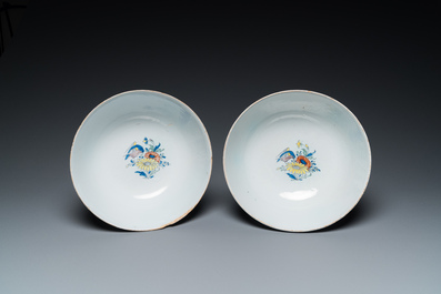 Een paar punchkommen in polychrome Engelse Delftware, wellicht Bristol, ca. 1740