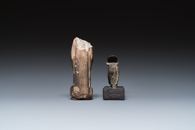 Une sculpture d'un pr&ecirc;tre ou fonctionnaire avec Osiris en basalte et une d'Apis en bronze, Egypte, Basse &eacute;poque