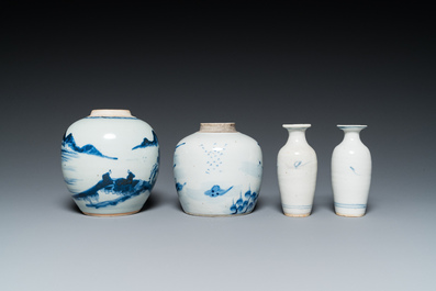 Huit vases en porcelaine de Chine en bleu et blanc, 18/20&egrave;me