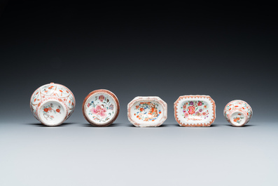 Trois salerons en porcelaine de Chine famille rose et deux surd&eacute;cor&eacute;s aux Pays-Bas, Kangxi/Qianlong
