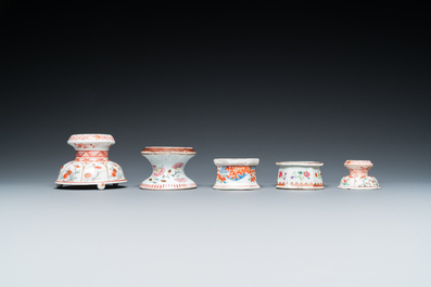 Trois salerons en porcelaine de Chine famille rose et deux surd&eacute;cor&eacute;s aux Pays-Bas, Kangxi/Qianlong