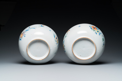 Een paar punchkommen in polychrome Engelse Delftware, wellicht Bristol, ca. 1740