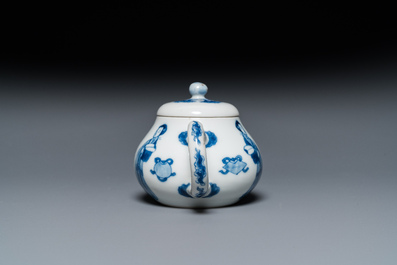 Een Chinese blauw-witte 'Lange Lijzen' theepot met deksel, Chenghua merk, Kangxi