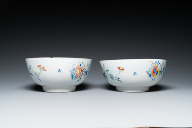 Een paar punchkommen in polychrome Engelse Delftware, wellicht Bristol, ca. 1740