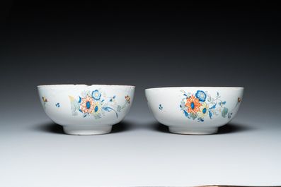 Een paar punchkommen in polychrome Engelse Delftware, wellicht Bristol, ca. 1740