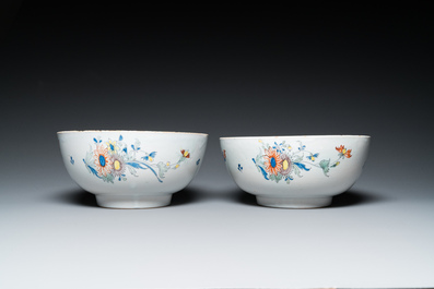 Een paar punchkommen in polychrome Engelse Delftware, wellicht Bristol, ca. 1740