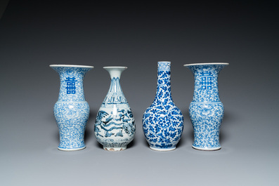 Huit vases en porcelaine de Chine en bleu et blanc, 18/20&egrave;me