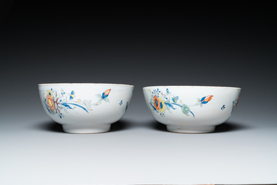 Een paar punchkommen in polychrome Engelse Delftware, wellicht Bristol, ca. 1740